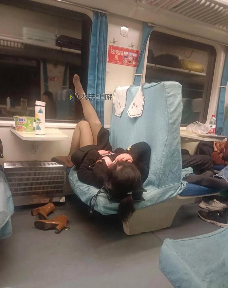 在火車上蔭蒂添的好舒服，是否是旅途中不可或缺的愜意享受圖2