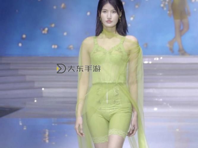 全透明的c字褲內(nèi)衣秀，究竟能否引發(fā)時(shí)尚界的新風(fēng)潮圖1