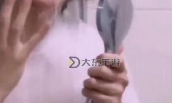 長(zhǎng)澤梓白衣浴室魅影：純潔與魅力的邂逅