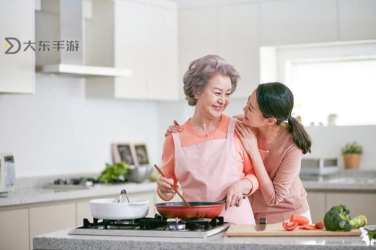 中午媽媽在廚房做飯：溫馨時(shí)光的味道圖1