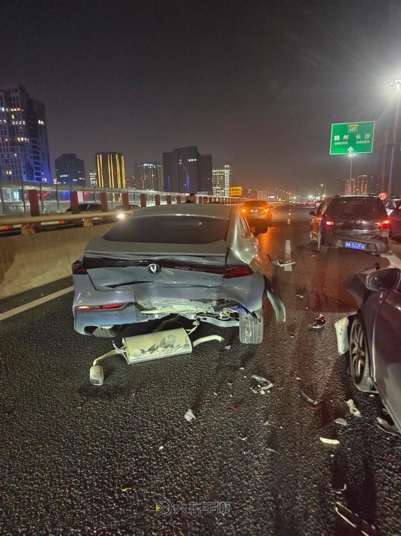 在車里被撞了八次高AO視頻:真實事故現(xiàn)場全紀錄圖1