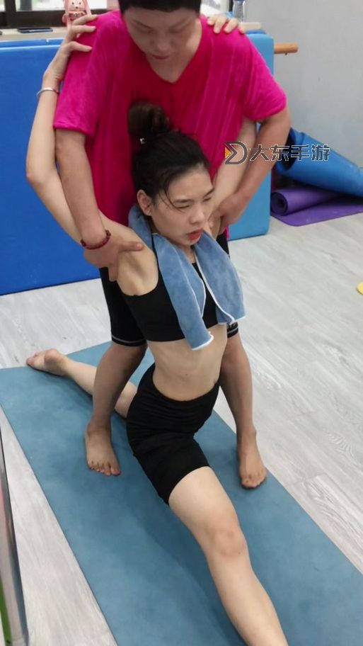 健身教練壓腿壓進(jìn)去會(huì)怎么樣？專業(yè)分析與注意事項(xiàng)圖1