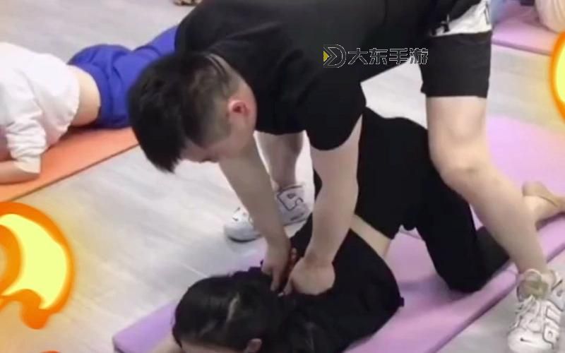 健身教練壓腿壓進(jìn)去會(huì)怎么樣？專業(yè)分析與注意事項(xiàng)圖2