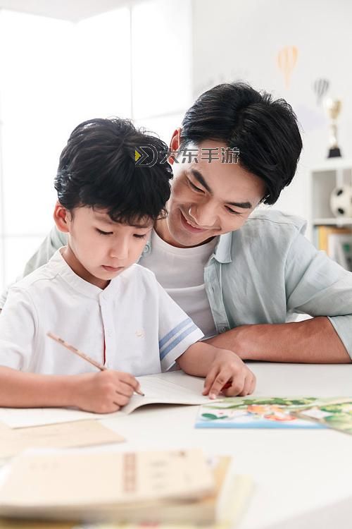 在做作業(yè)時(shí)爸爸在玩我：家庭中的趣味瞬間圖1