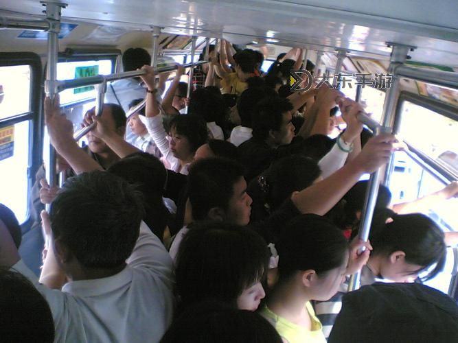 困在擁擠的公交車?yán)铮撼鞘猩畹目s影圖1