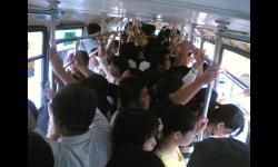 困在擁擠的公交車里：城市生活的縮影