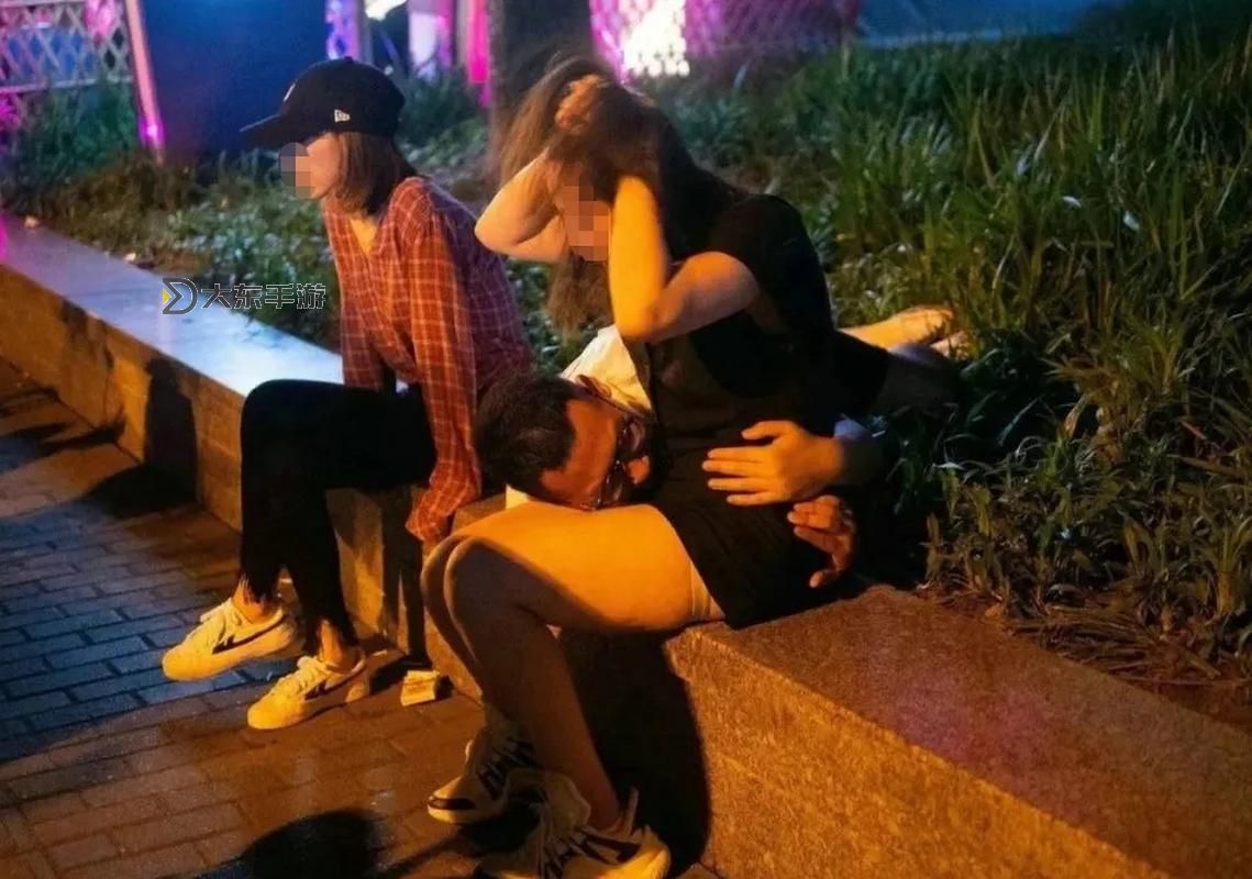 男和女在睡打撲克的溫馨瞬間圖1