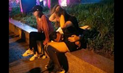 男和女在睡打撲克的溫馨瞬間