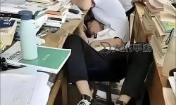 坐在學(xué)長(zhǎng)的棒子上寫作業(yè)的趣味瞬間