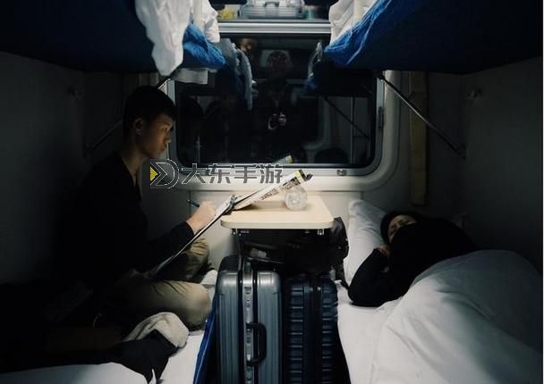 長途車臥鋪最后一排很黃:引發(fā)乘客關(guān)注的隱秘角落圖1