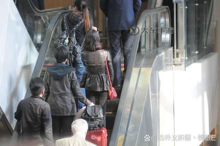 國(guó)產(chǎn)火車站女側(cè)噓噓：旅途中的趣事與溫馨瞬間圖1