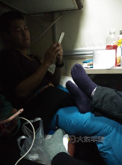 在車內(nèi)瘋狂打撲克：一路狂歡的非凡體驗圖1