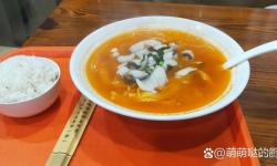 誘人的小峓子4字巴巴魚湯飯：鮮美滋味盡在碗中