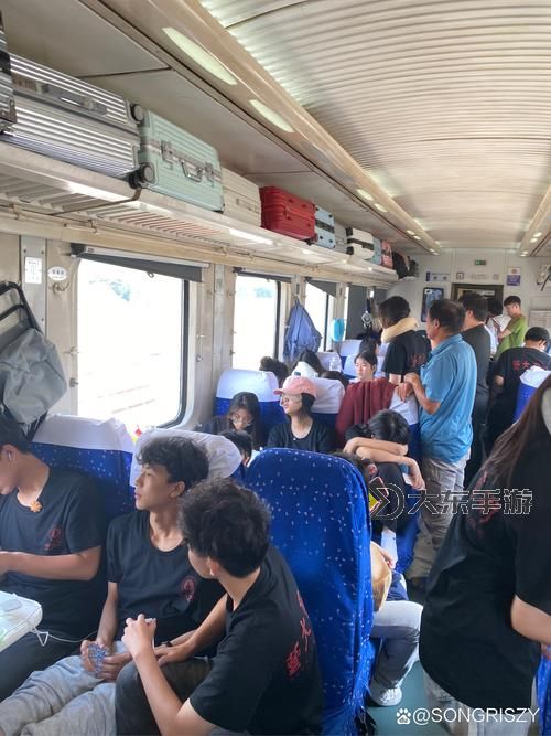 在車內(nèi)瘋狂打撲克:極速旅途中的激烈角逐圖1