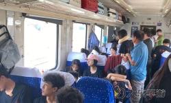 在車內(nèi)瘋狂打撲克：極速旅途中的激烈角逐